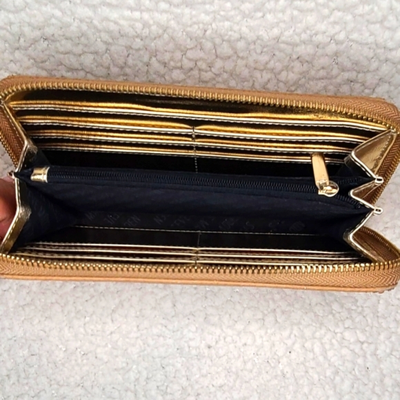 Steve Madden Leather Wallet with Wrist Strap - Picture 10 of 11